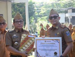 Wali Kota Metro Serahkan Penghargaan ASN dan Non-ASN Terbaik Periode Triwulan IV Tahun 2024